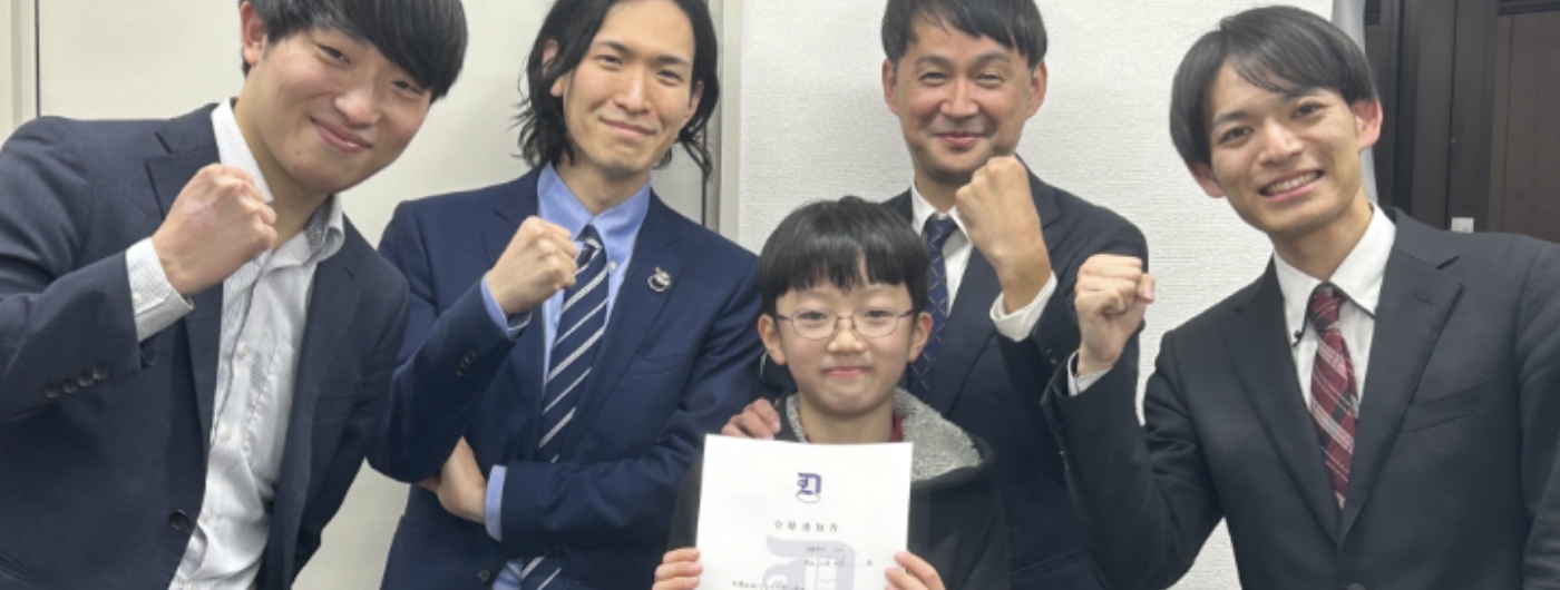 合格を祝い先生達と写真を撮る生徒