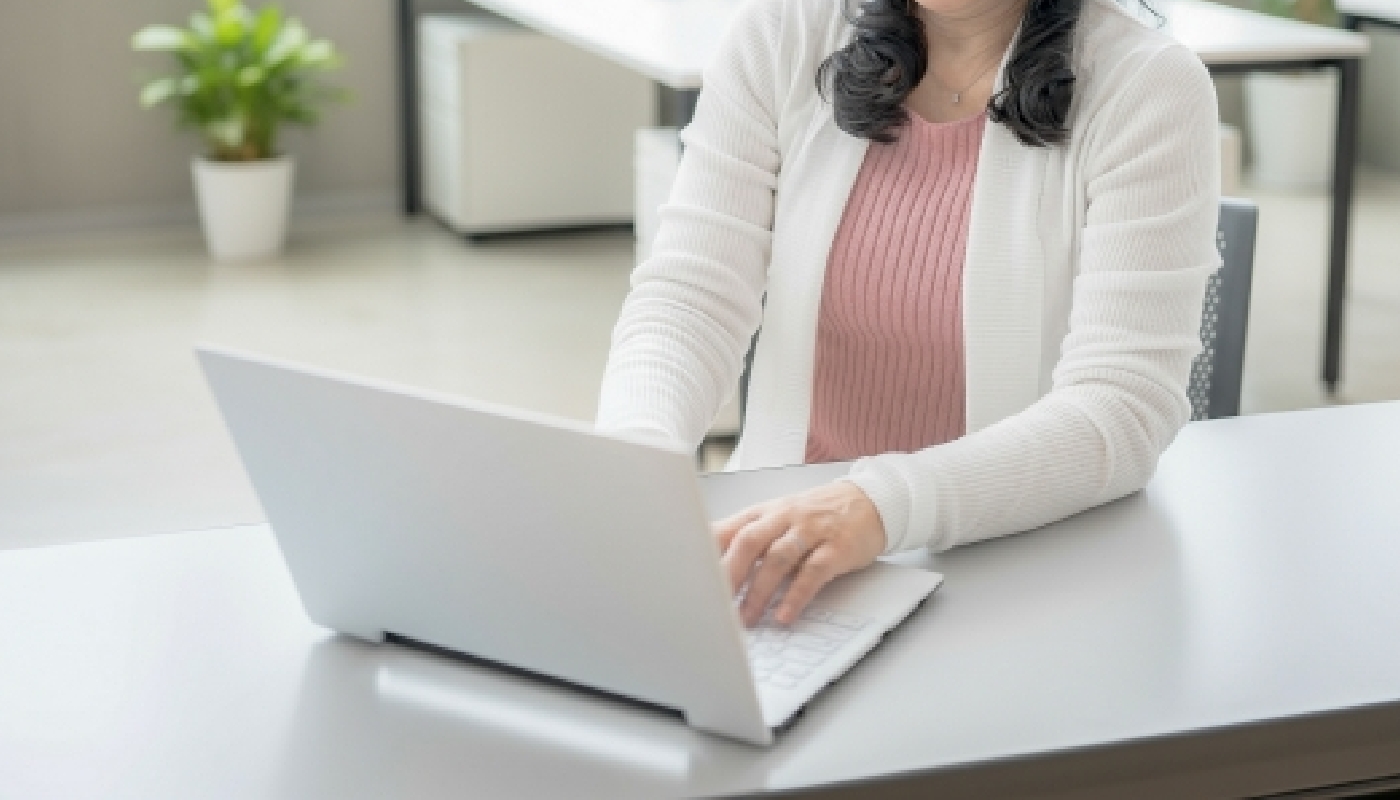 PCに向かう女性