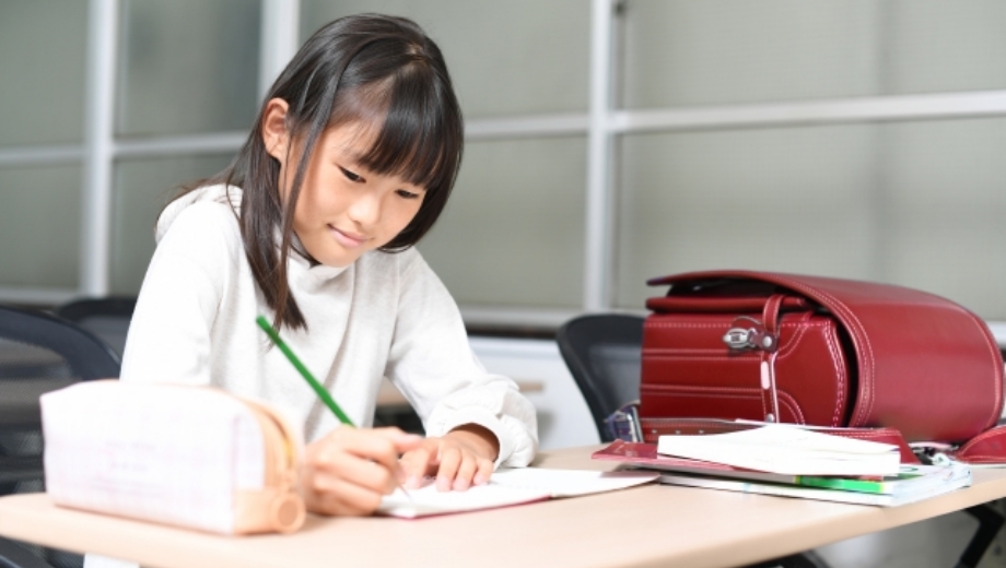 自主学習をする子ども