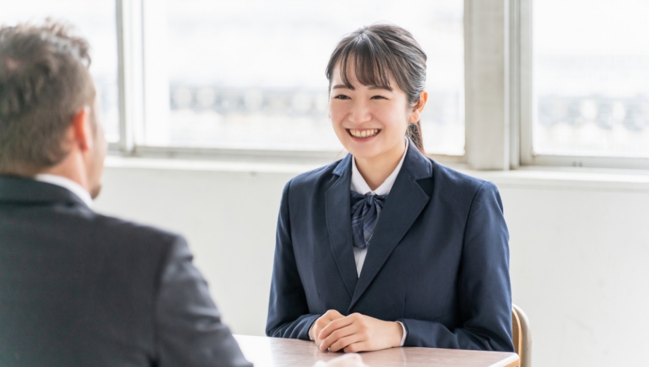 先生と面談をしている生徒