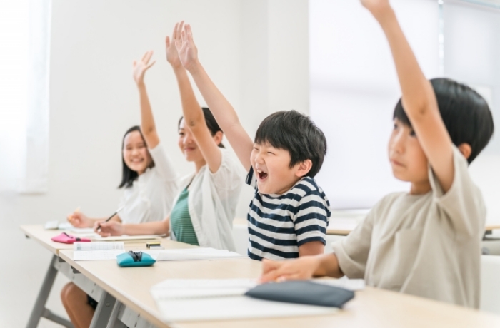 元気よく挙手する子どもたち