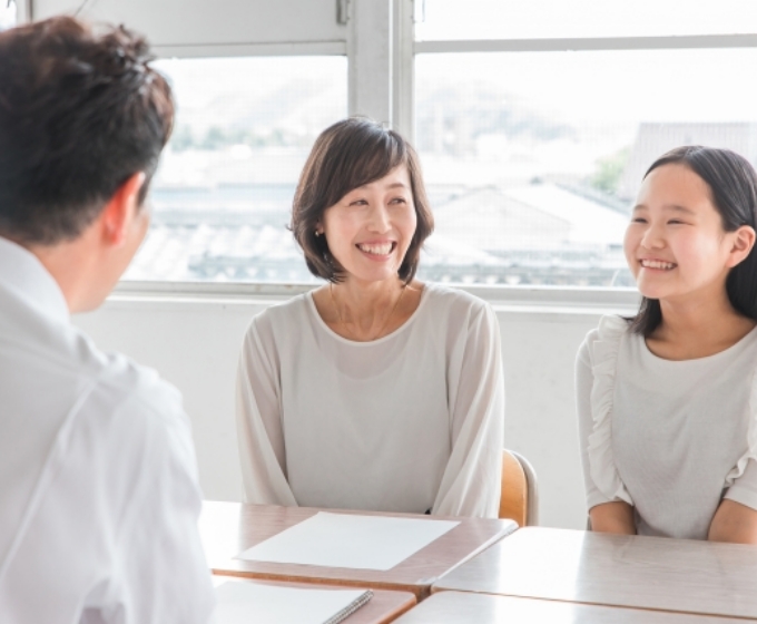 穏やかな表情で面談する様子