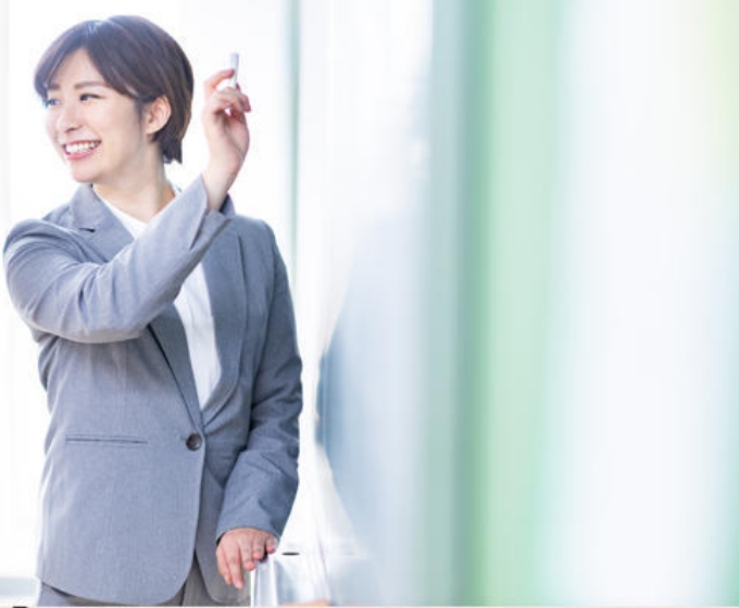 黒板に字を書く先生