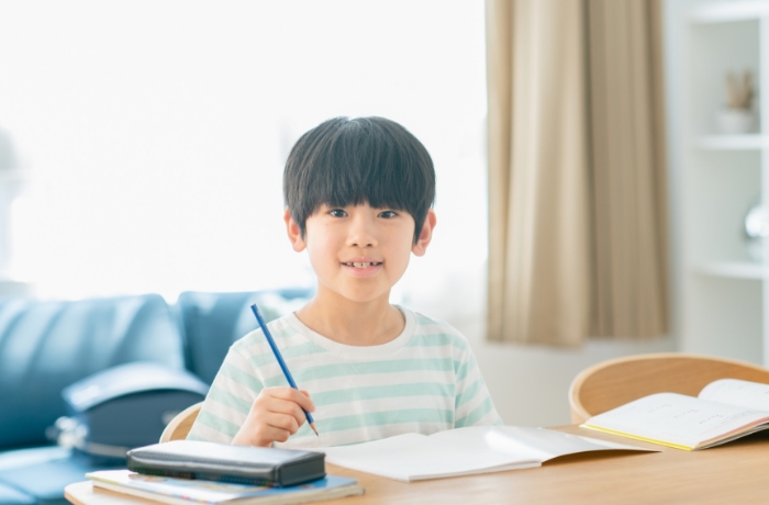自宅で勉強する子ども