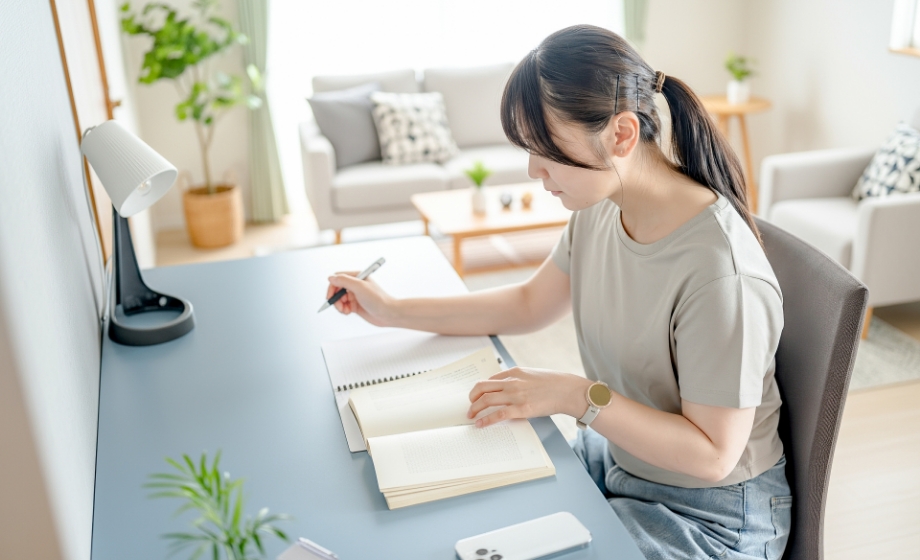 自宅で自主学習をしている様子