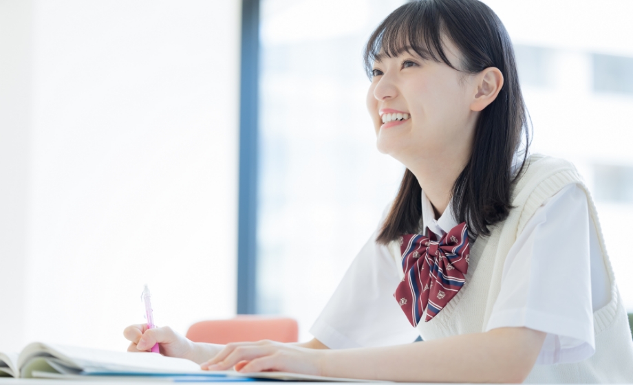 笑顔で授業を受ける生徒