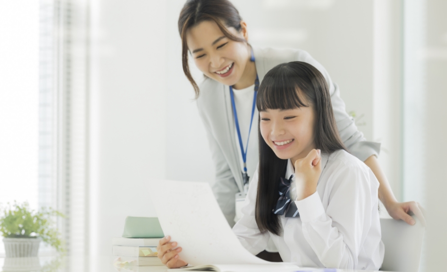 先生と一緒に喜ぶ生徒