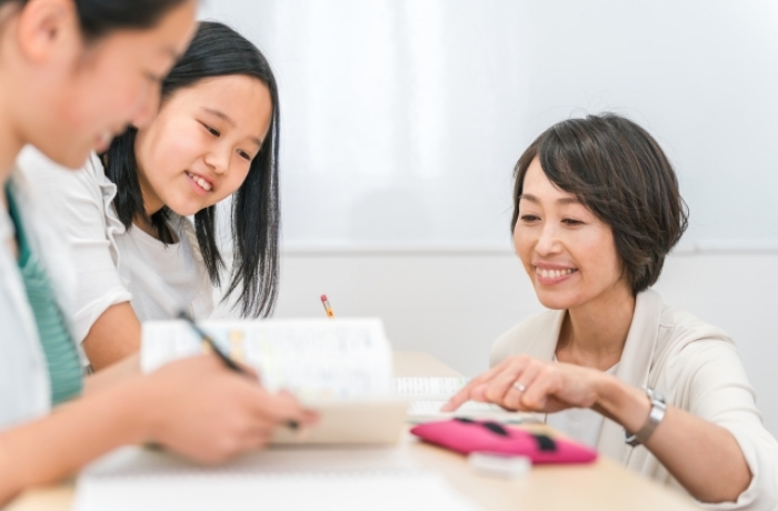 勉強を教えている先生と聞く生徒