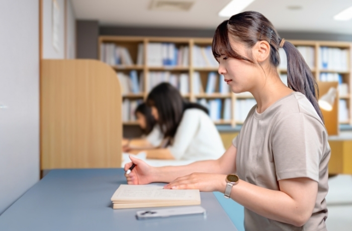 自習室で勉強する生徒