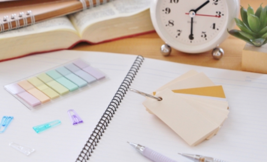 ノートや付箋などの学習道具