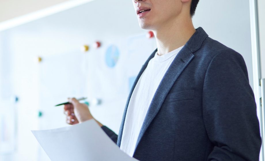 ホワイトボードを用いて情報を共有している様子