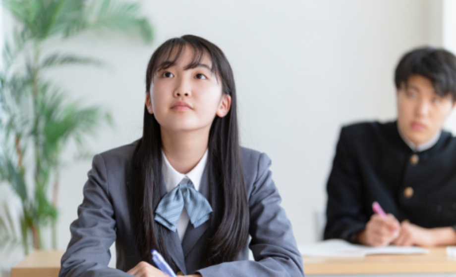 授業を受けている生徒