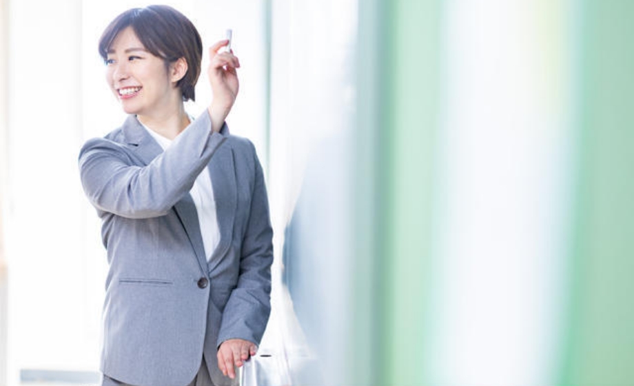 黒板に字を書く先生