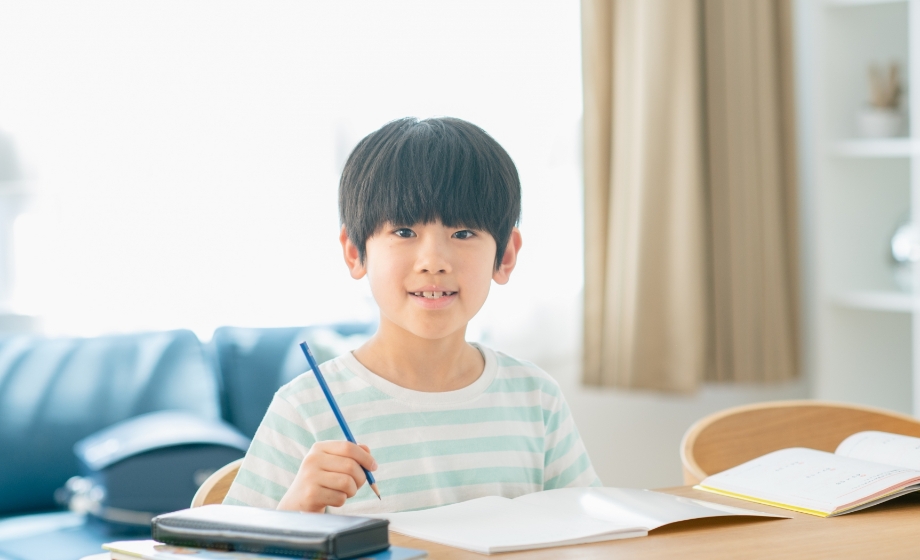 自宅で勉強する子ども