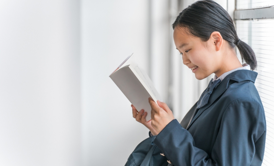 笑顔で読書する生徒